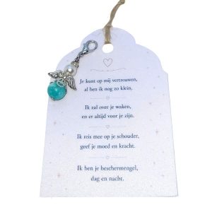 Een donkerzilverkleurig beschermengeltje hangertje met een amazoniet steentje en een Swarovski parel, samen met een kaartje waarop een persoonlijk gedicht is geschreven.