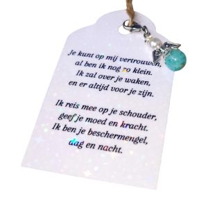 Een donkerzilverkleurig beschermengeltje hangertje met een amazoniet steentje en een Swarovski parel, samen met een kaartje waarop een persoonlijk gedicht is geschreven.