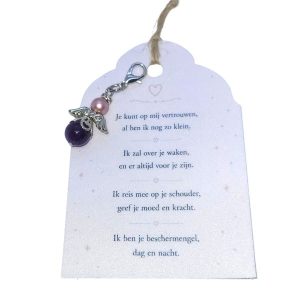 Een donkerzilverkleurig beschermengeltje hangertje met een amethist steentje en een Swarovski parel, samen met een kaartje waarop een persoonlijk gedicht is geschreven.