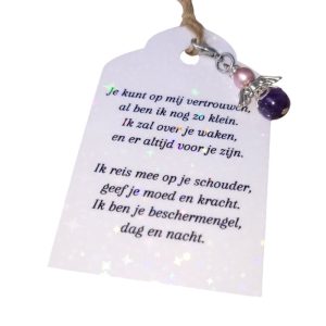 Een donkerzilverkleurig beschermengeltje hangertje met een amethist steentje en een Swarovski parel, samen met een kaartje waarop een persoonlijk gedicht is geschreven.