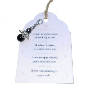 Een donkerzilverkleurig beschermengeltje hangertje met een zwarte onyx steentje en een Swarovski parel, samen met een kaartje waarop een persoonlijk gedicht is geschreven.