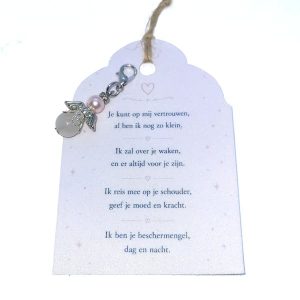 Een donkerzilverkleurig beschermengeltje hangertje met een rozenkwarts steentje en een Swarovski parel, samen met een kaartje waarop een persoonlijk gedicht is geschreven.