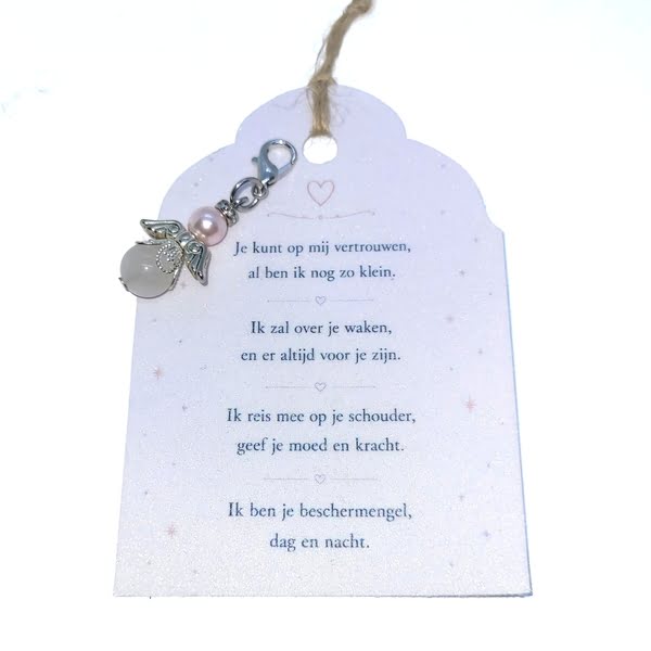 Een donkerzilverkleurig beschermengeltje hangertje met een rozenkwarts steentje en een Swarovski parel, samen met een kaartje waarop een persoonlijk gedicht is geschreven.