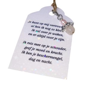 Een donkerzilverkleurig beschermengeltje hangertje met een rozenkwarts steentje en een Swarovski parel, samen met een kaartje waarop een persoonlijk gedicht is geschreven.