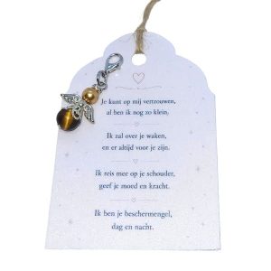 Een donkerzilverkleurige beschermengeltje hangertje met een tijgeroog steentje en een Swarovski parel, samen met een kaartje waarop een persoonlijk gedicht is geschreven.