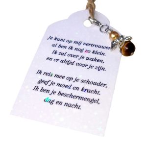 Een donkerzilverkleurige beschermengeltje hangertje met een tijgeroog steentje en een Swarovski parel, samen met een kaartje waarop een persoonlijk gedicht is geschreven.