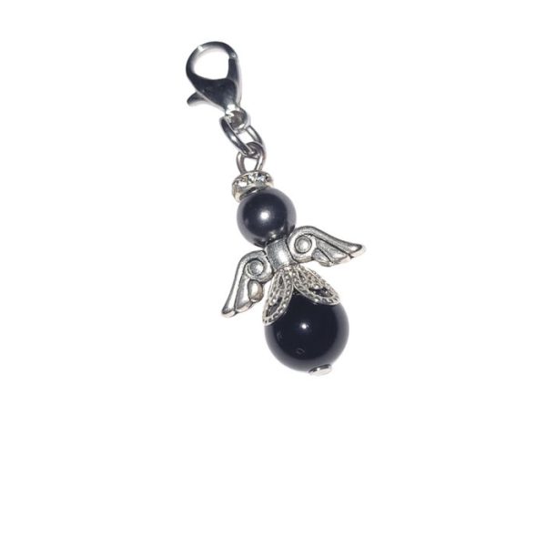 Een donkerzilverkleurig beschermengeltje hangertje van zwarte onyx en Swarovski parel.