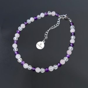Armband met donkerzilverkleurig verlengkettinkje en gouden driehoek kraaltjes. Met amethist, bergkristal en rozenkwarts.