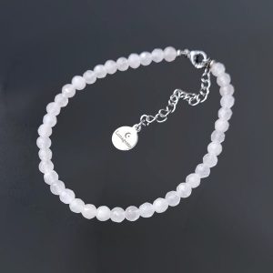 Armband met donkerzilverkleurig verlengkettinkje en rozenkwarts kraaltjes.