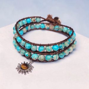 Wikkelarmband met Imperial jaspis kralen in zeekleuren en tijgeroog zonnetje
