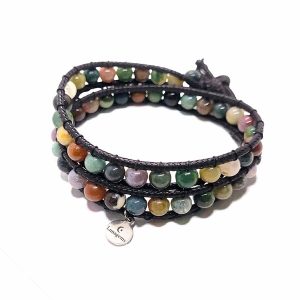 Een wrap armband met Indian agaat kralen en zwart koord.