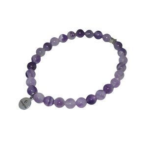 Elastische armband met amethist kralen.