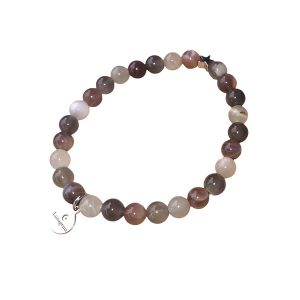 Elastische armband met grijze maansteen kralen.