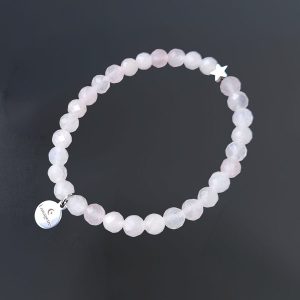 Elastische armband met rozenkwarts kralen.
