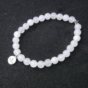 Elastische armband met witte jade kralen.