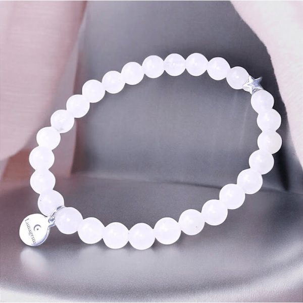 Elastische armband met witte jade kralen.