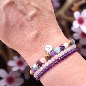 Geknoopte armband met groene angeliet, amehist, jaspis, rozenkwarts en paarse glitter kralen en twee armbanden met rozenkwarts en amethist