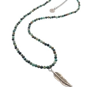 Ketting met Afrikaans turkoois kraaltjes en een donkerzilverkleurige veer bedel met verlengkettinkje.