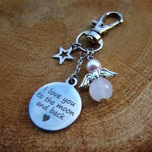 Donkerzilverkleurige sleutelhanger met een beschermengeltje van rozenkwarts en een Swarovski parel, plus een ster bedel en een 'I love you to the moon and back' bedel.