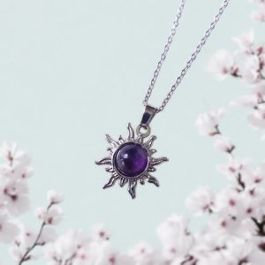 Zilveren stainless steel ketting met een zon hanger met amethist steen.