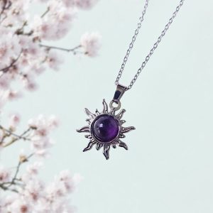 Zilveren stainless steel ketting met een zon hanger met amethist steen.