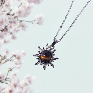 Zilveren stainless steel ketting met een zon hanger met tijgeroog steen.