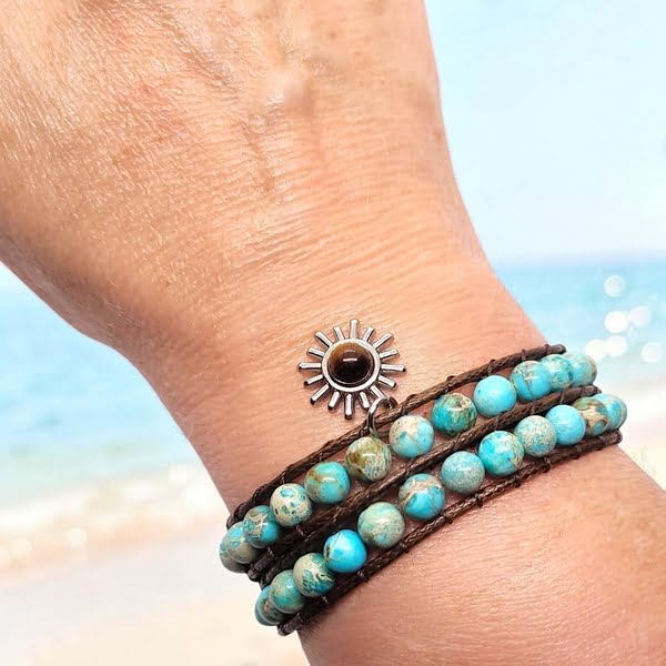 Wikkelarmband om pols met Imperial jaspis kralen in zeekleuren en tijgeroog zonnetje