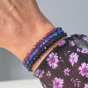 Set van drie handgemaakte armbanden met amethist, lapis lazuli en onyx kraaltjes.