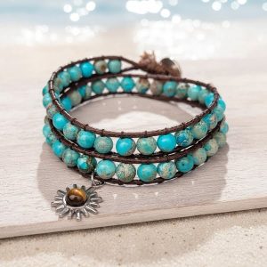 Wikkelarmband met Imperial jaspis kralen in zeekleuren en tijgeroog zonnetje