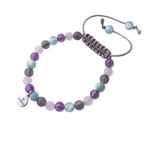 Een geknoopte armband met grijs koord met amethist, rozenkwarts, grijze maansteen en groene angeliet kralen.