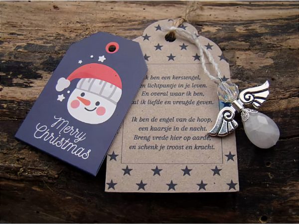 Een witte kerstengel met zilver en twee kaartjes.