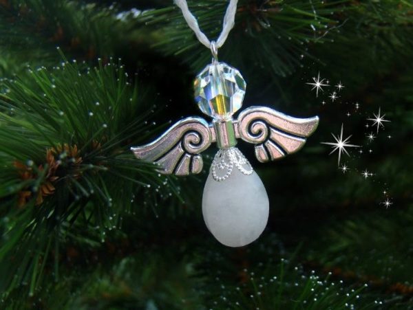 Zilveren met witte kerstengel in de boom.