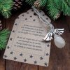Donkerzilverkleurige kerstengel van witte jade druppel en Swarvoski kraal met koordje en een kartonnen kaartje met zelfgeschreven kerstgedicht.