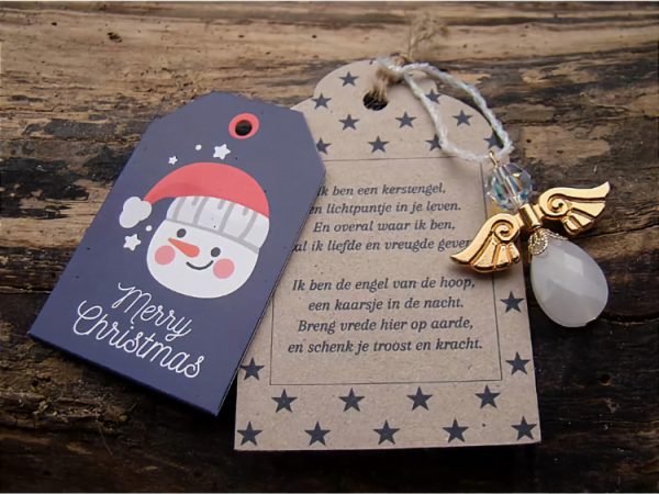 Een witte kerstengel met goud en twee kaartjes.