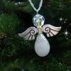 Donkerzilverkleurige kerstengel van een witte jade druppel en Swarovski parel in een kerstboom.