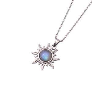 Zilveren stainless steel ketting met een zon hanger met labradoriet.