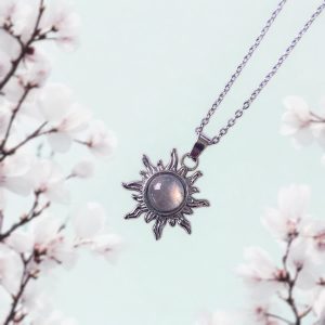 Zilveren stainless steel ketting met een zon hanger met labradoriet steen.