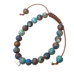 Geknoopte armband van donkerbruin koord met ronde blauwe en bruin getinte kralen.