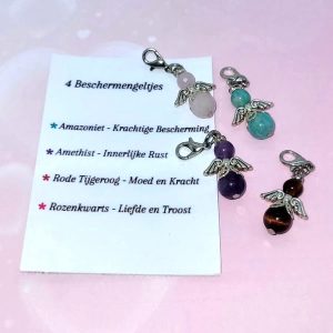 4 donkerzilverkleurige hangertjes met beschermengeltjes van edelstenen, met bijbehorend kaartje waarop de eigenschappen van de stenen staan beschreven.