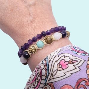 Armbandenset met een geknoopte armband van amazoniet, jaspis, rozenkwarts en rhinestone, gecombineerd met een armband van amethist.