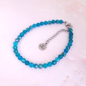 Armband met donkerzilverkleurig verlengkettinkje en apatiet kraaltjes.