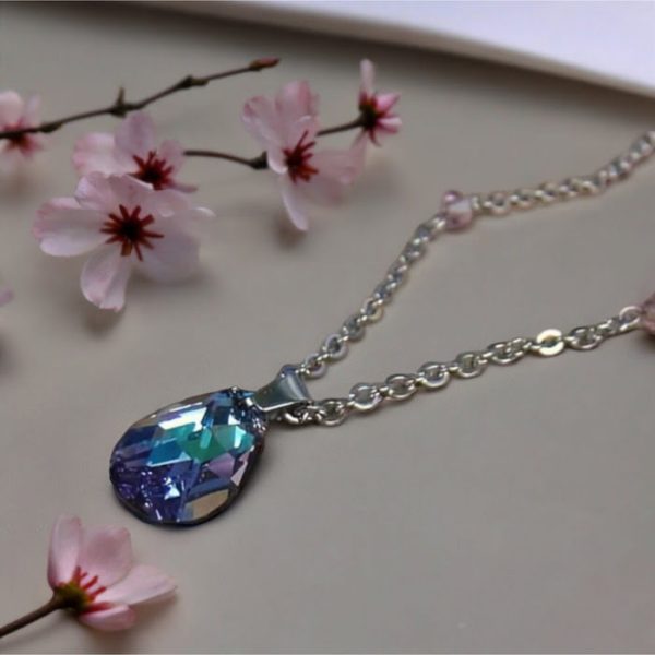 Donkerzilverkleurige ketting met een peervormige Swarovski hanger in de kleur Vitrail Light.