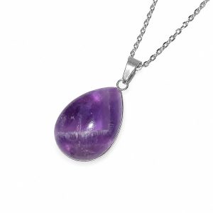Een donkerzilverkleurige ketting met een druppelvormige amethist hanger.