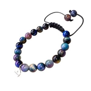 Een geknoopte armband met zwart koord en gekleurde tijgeroog kralen.