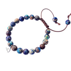 Een geknoopte armband met donkerbruin koord met zeekleurige jaspis kralen.