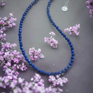 Ketting met lapis lazuli kraaltjes en donkerzilverkleurig verlengkettinkje.