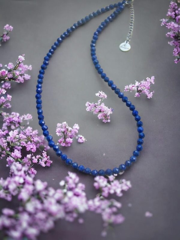 Ketting met lapis lazuli kraaltjes en donkerzilverkleurig verlengkettinkje.