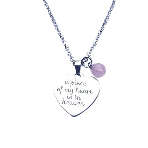 Donkerzilverkleurige ketting met een hartvormige bedel met de tekst 'A piece of my heart is in heaven' en een rozenkwarts kraal.