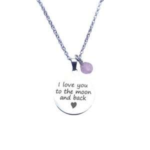 Donkerzilverkleurige ketting met een ronde bedel met de tekst 'I love you to the moon and back' en een rozenkwarts kraal.