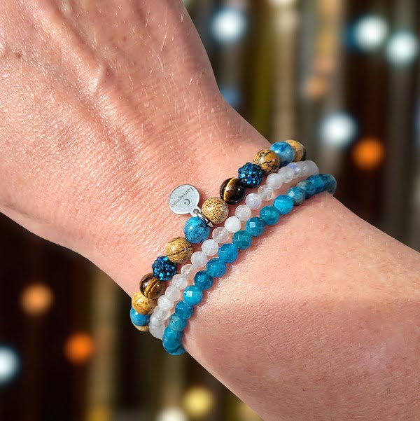 Geknoopte armband met jaspis, blue crazy agaat, tijgeroog en rhinestone en verstelbare armbanden met regenboogmaansteen en apatiet